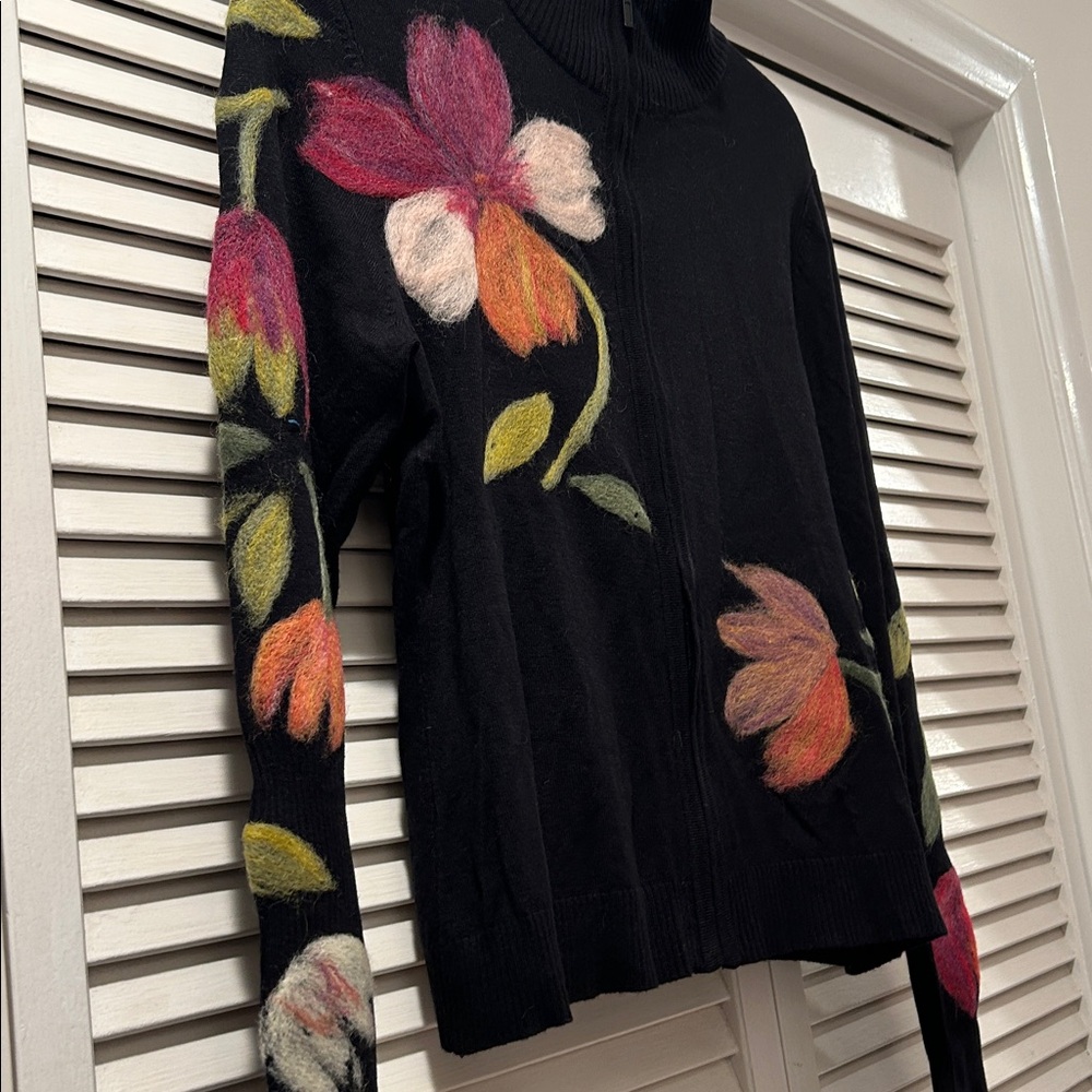Vintage beautiful zip up sweater embellished with beautiful flowers.  size M. - Picture 8 of 10